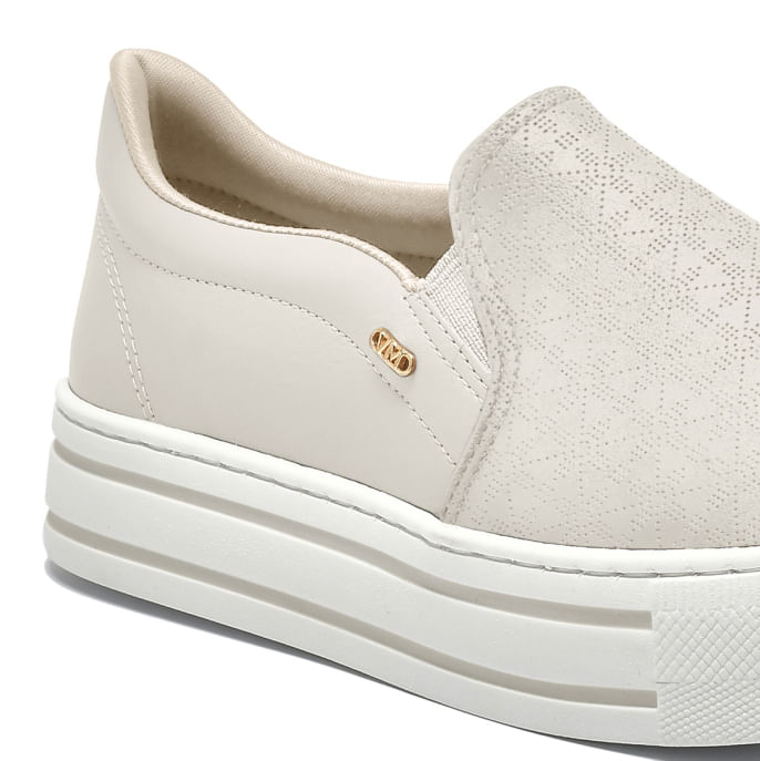 Vista lateral do tênis casual feminino marfim com design slip-on e solado branco
